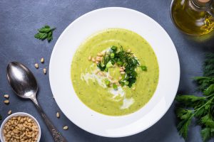 zucchini suppe garniert