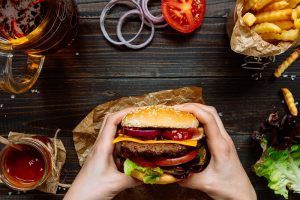 burger bier und pommes