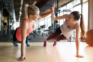 zwei frauen treiben sport um abzunehmen