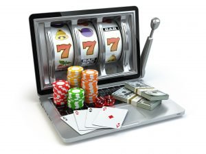 laptop mit slotgame casino chips geld und karten