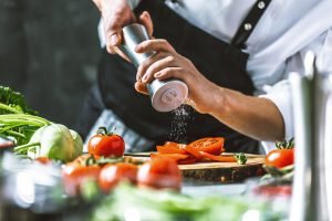 mann beim selber kochen