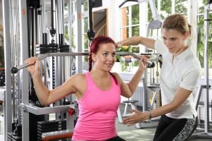 Latzug-Training mit Trainer