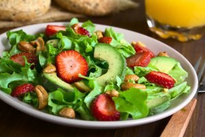 Avocado und Cashewkerne im Salat