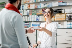 Apotheke Übergabe Medikament an Kunde