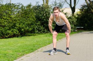 Jogger atmet auf Strecke durch