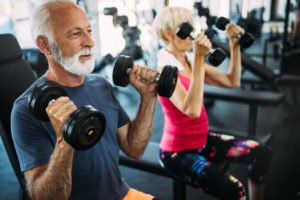 Älterer Mann beim Training im Fitnessstudio