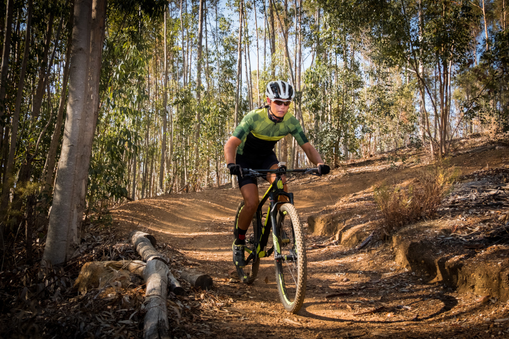 Frau fährt Mountainbike