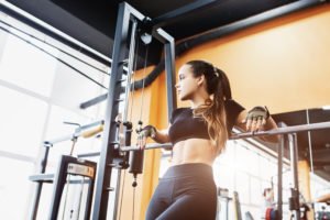 Sportlerin schaut aus Fenster