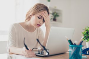 Gestresste Frau im Büro