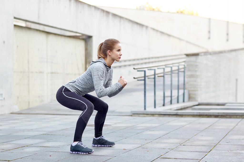 Frau macht Squats