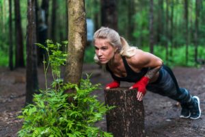 Frau macht Outdoor Fitness