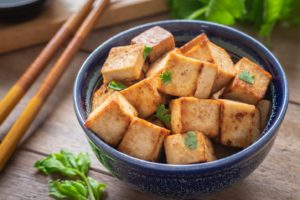 Gebratener Tofu in einer Schüssel