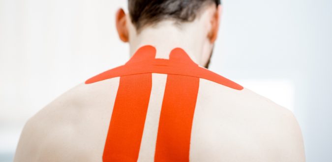 mann mit tape am nacken