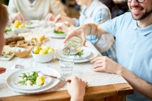 Wasser trinken beim Essen