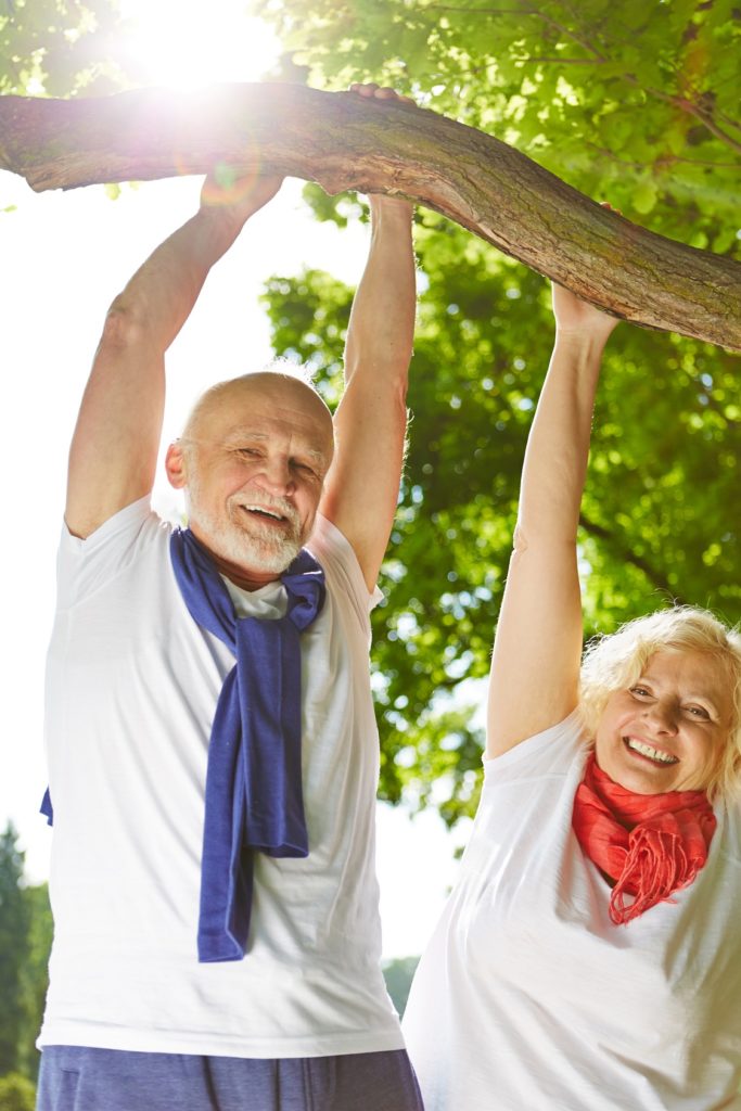 Älteres Ehepaar macht Outdoor Fitness