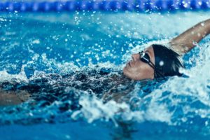 Muskeln aufbauen durch Schwimmen: Frau beim Rückenschwimmen
