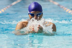 Mann beim Brustschwimmen