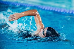 Fitness-Training im Wasser: Frau beim Kraulschwimmen